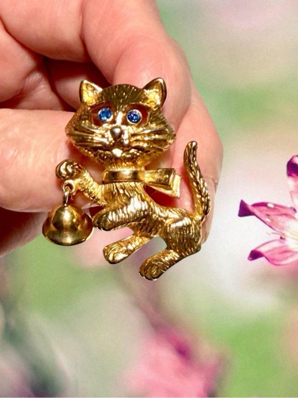 Jewelry Bargains  Gold Toned Cat Brooch Pin With Blue Eyes And Bell 1.5” Heigh
